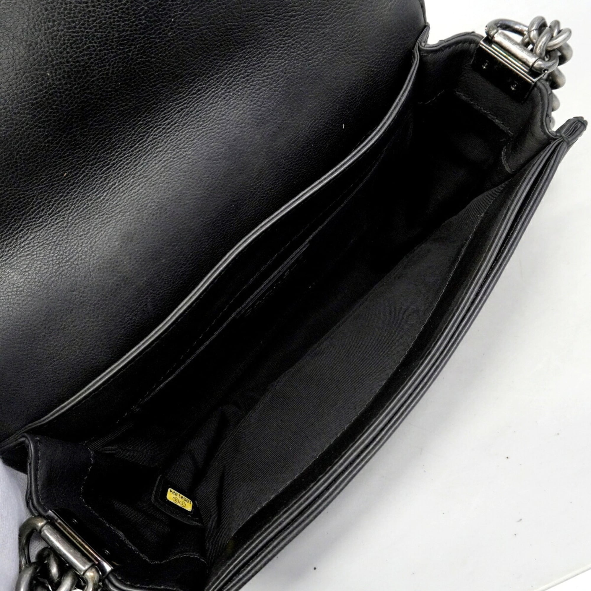 Chanel Black Leather Shoulder Bag (Pre-Owned)