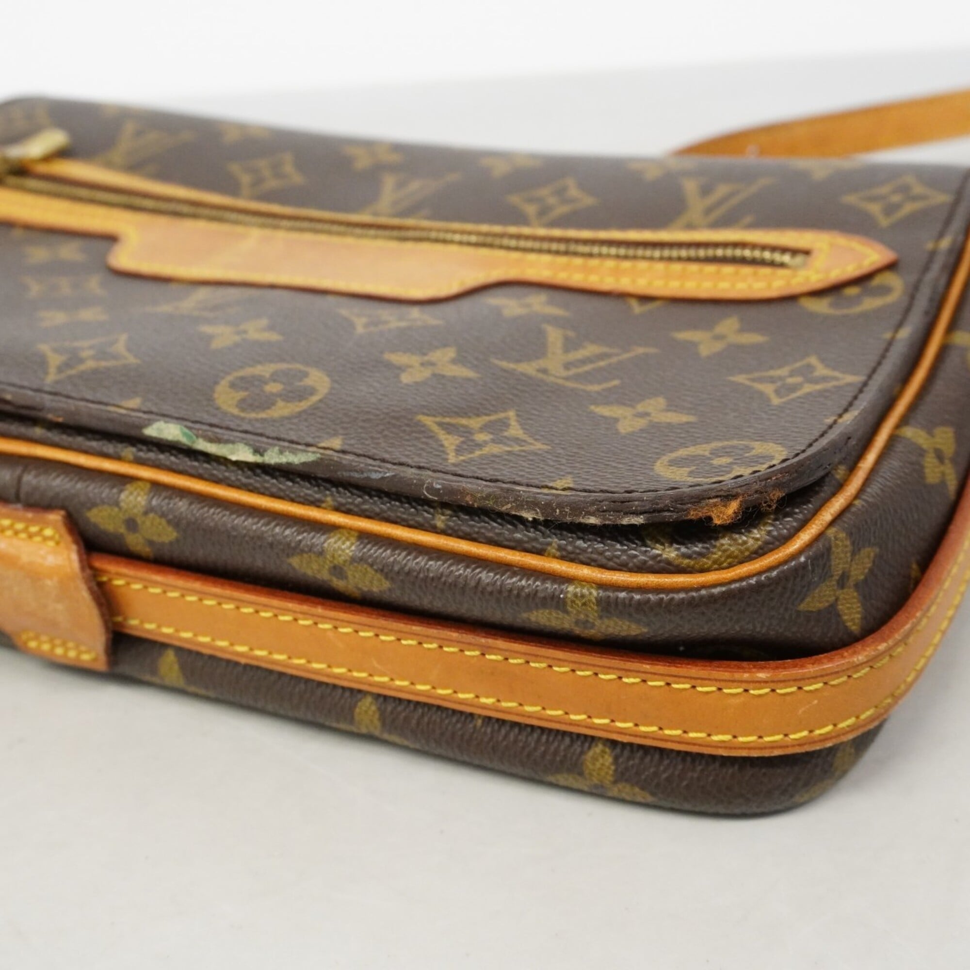 Louis Vuitton Brown Shoulder Bag (Pre-Owned)