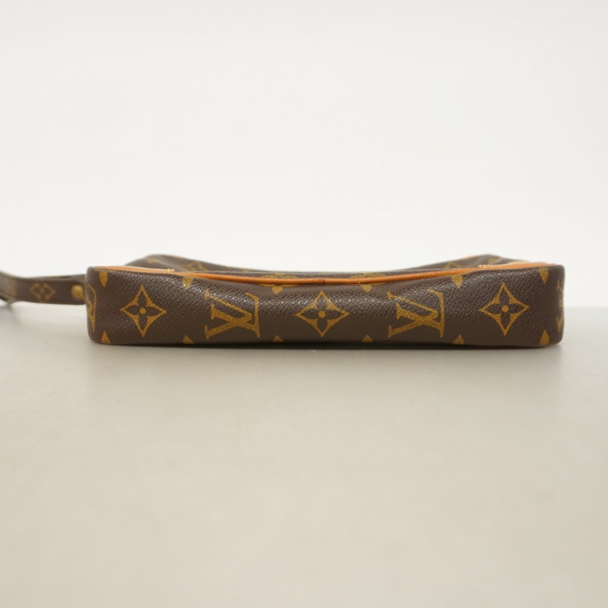 Louis Vuitton Brown Clutch Bag (Pre-Owned)