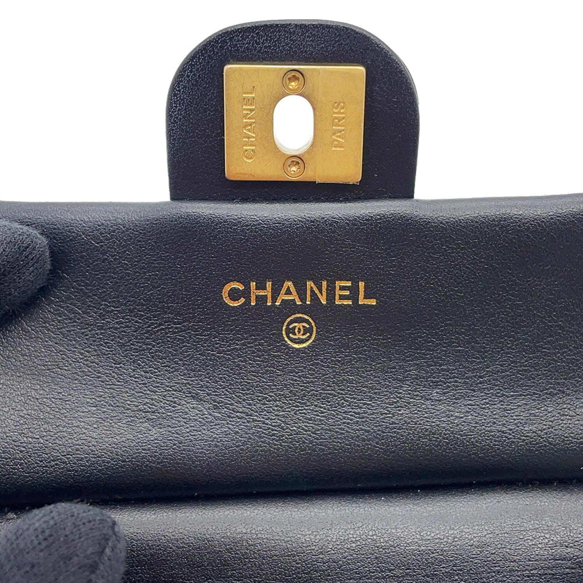 Chanel Black Leather Shoulder Bag (Pre-Owned)