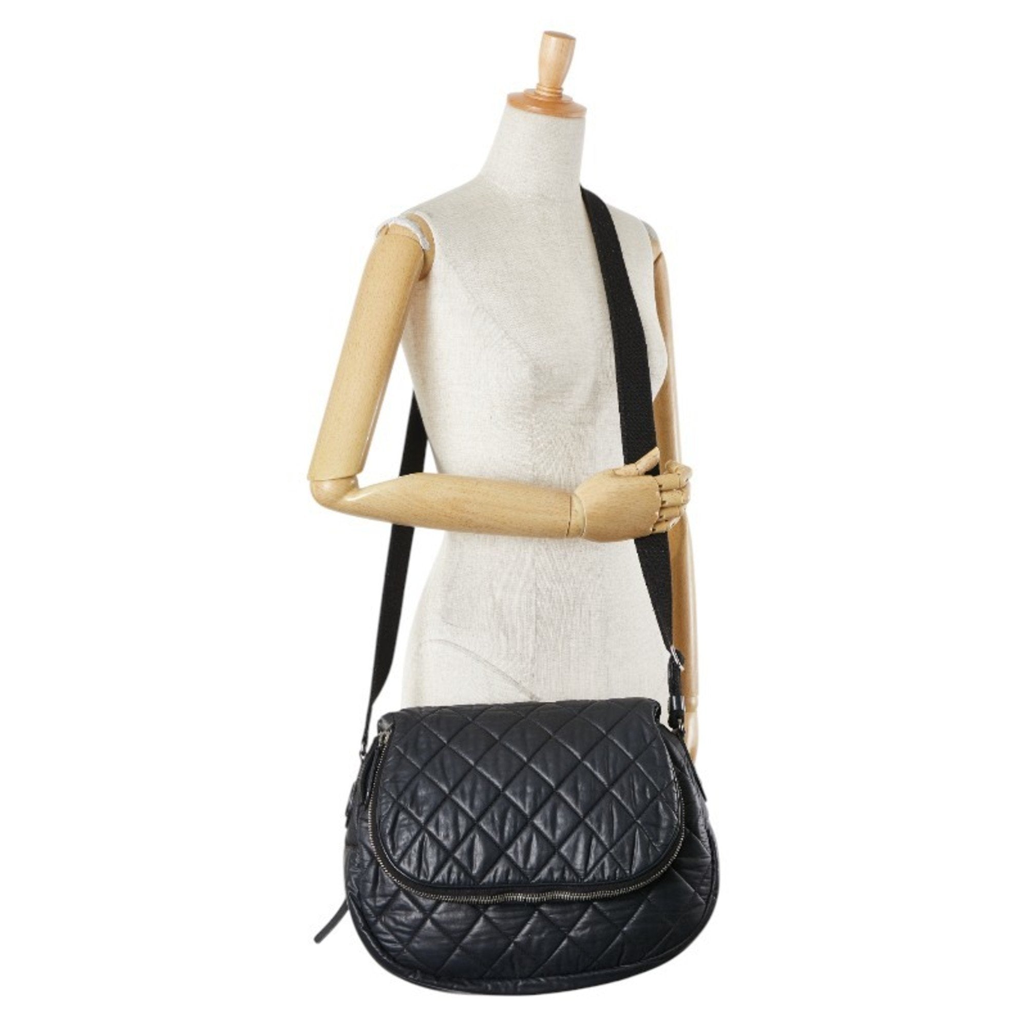 Chanel Black Leather Shoulder Bag (Pre-Owned)