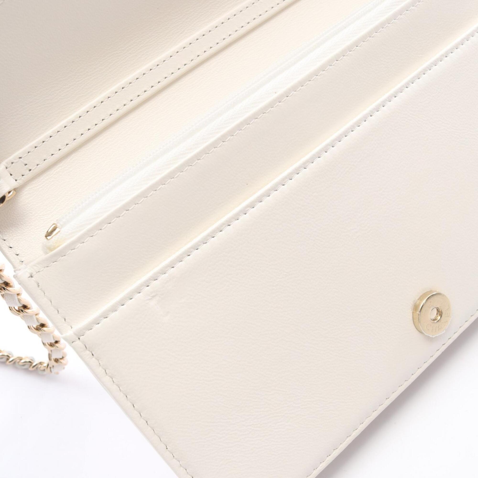 Chanel Matelasse White Leather Handbag Shoulder Bag (Pre-Owned)