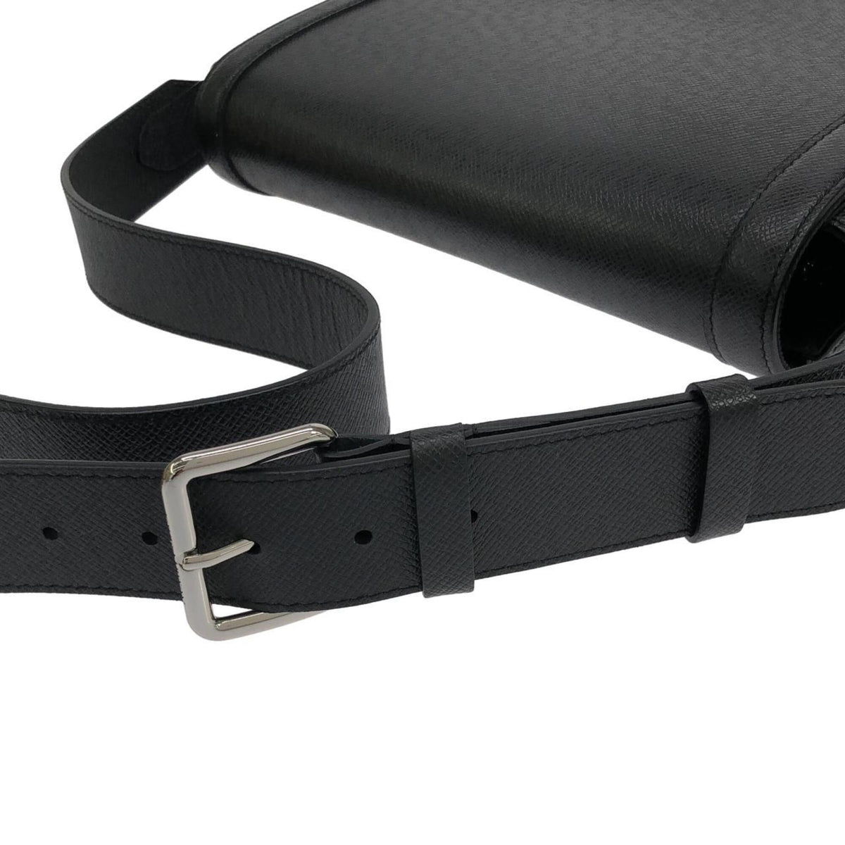 Louis Vuitton Black Leather Shoulder Bag (Pre-Owned)