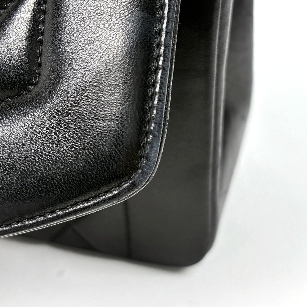 Chanel Black Leather Shoulder Bag (Pre-Owned)
