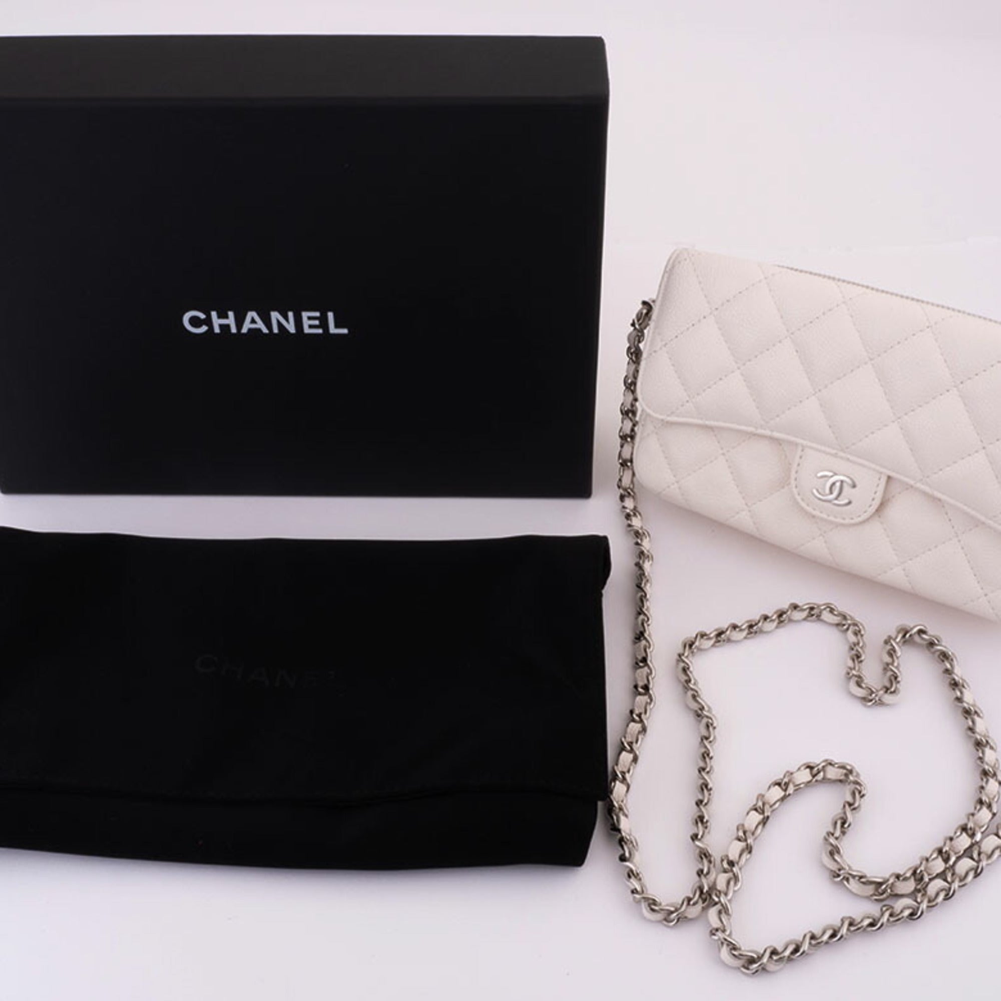Chanel Matelasse White Caviar Leather Shoulder Bag (Pre-Owned)