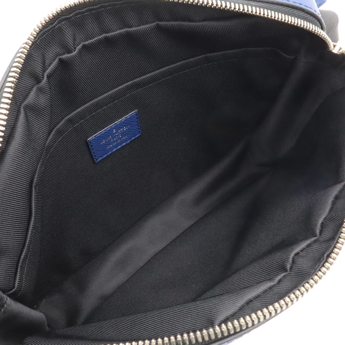 Louis Vuitton Taiga Cobalt Taiga Leather Shoulder Bag (Pre-Owned)