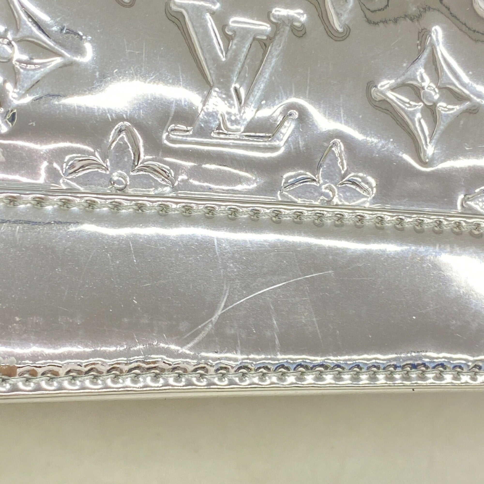 Louis Vuitton Argent Handbag (Pre-Owned)