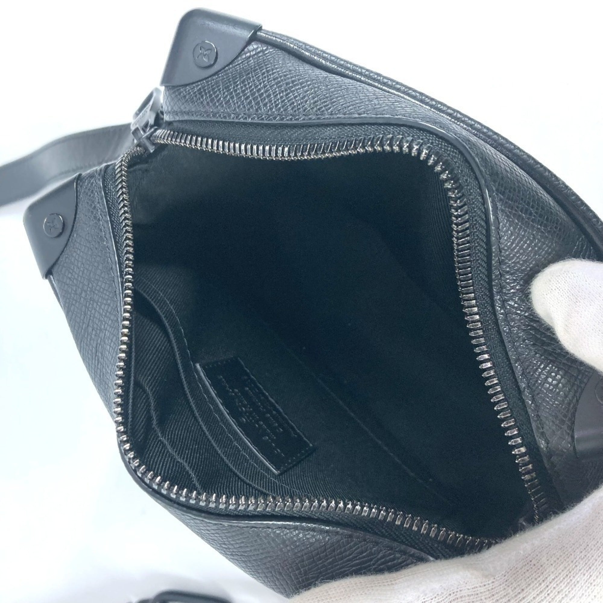 Louis Vuitton Taiga Black Multi-Color Taiga Leather Pochette Shoulder Bag (Pre-Owned)