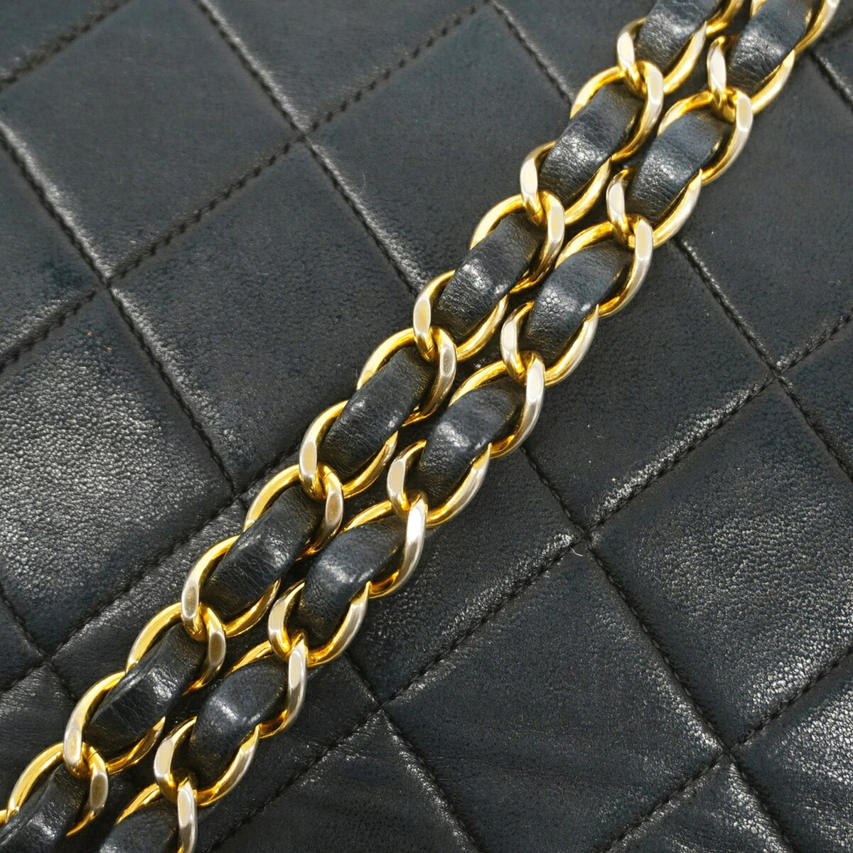 Chanel Black Leather Shoulder Bag (Pre-Owned)