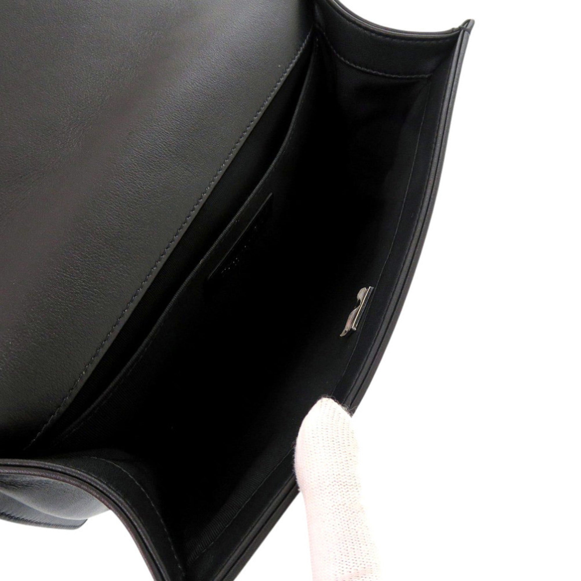 Chanel Black Leather Shoulder Bag (Pre-Owned)