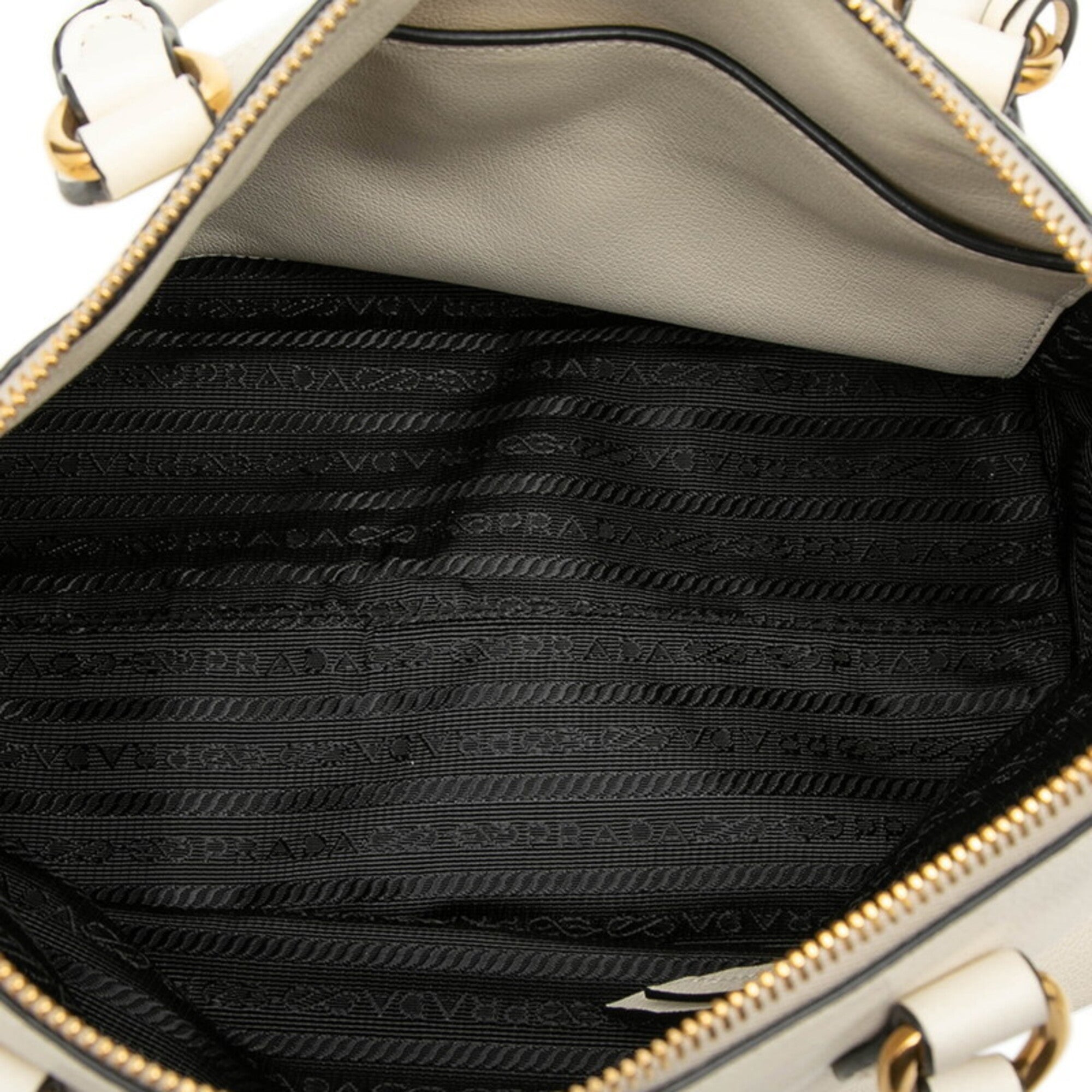 Prada White Leather Handbag Shoulder Bag (Pre-Owned)