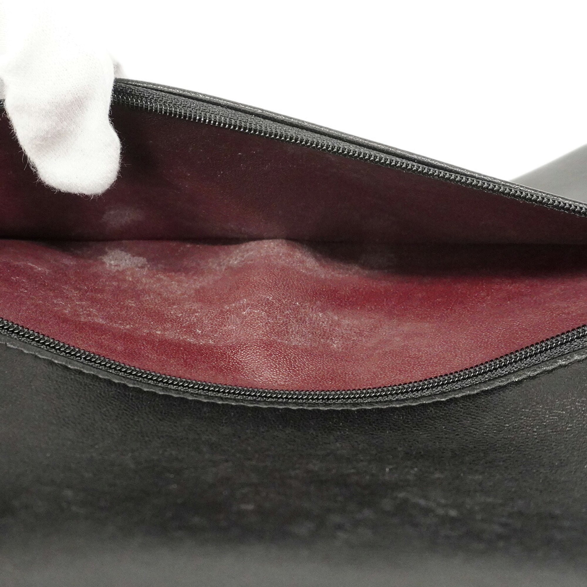 Chanel Black Leather Shoulder Bag (Pre-Owned)