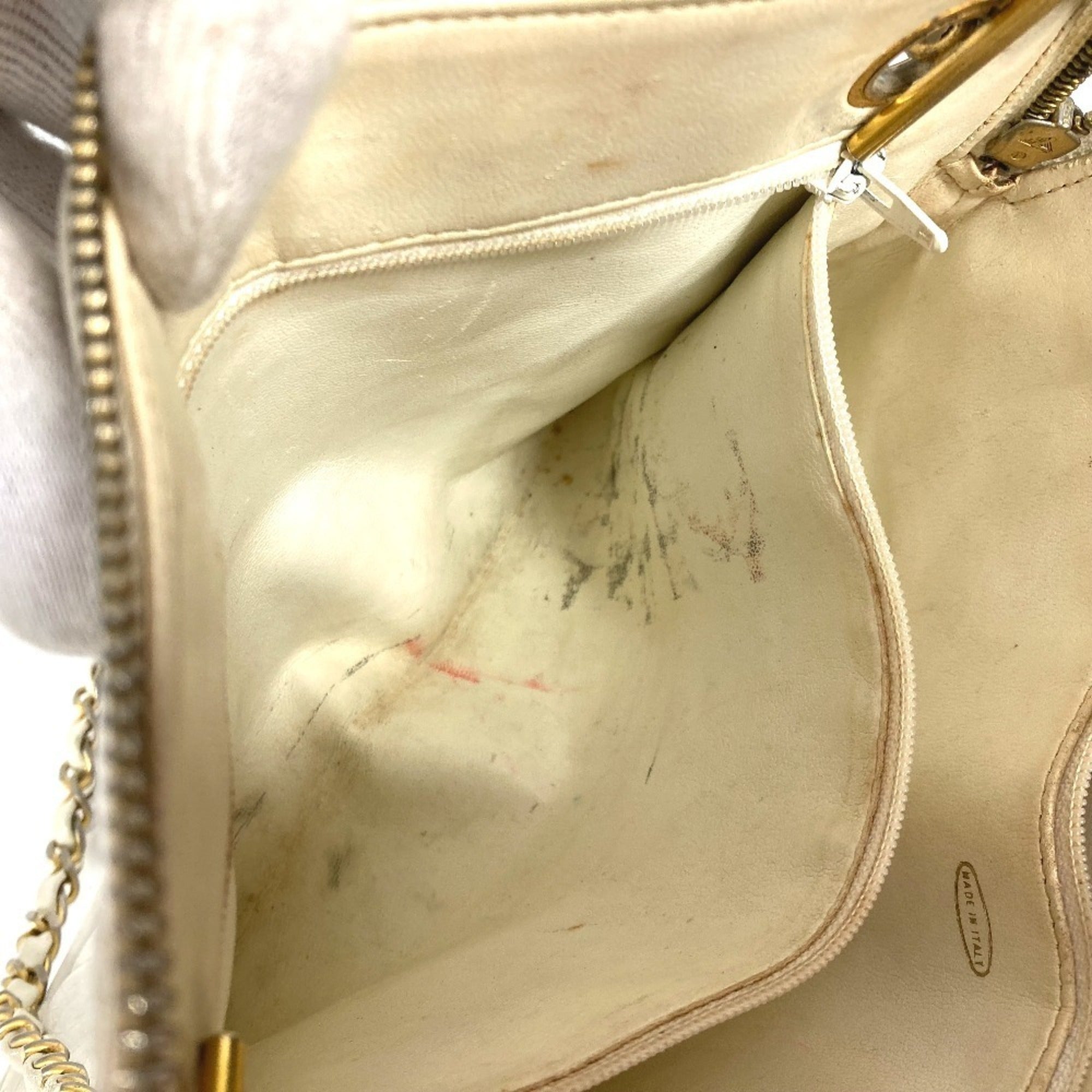 Chanel White Leather Shoulder Bag (Pre-Owned)