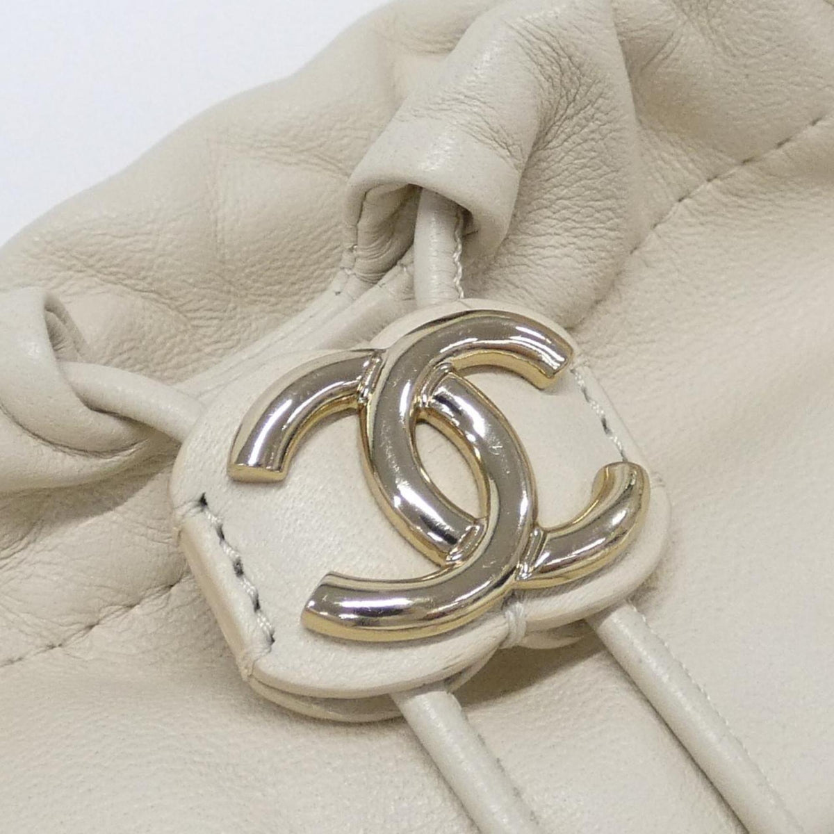 Chanel Ivory Leather Shoulder Bag (Pre-Owned)