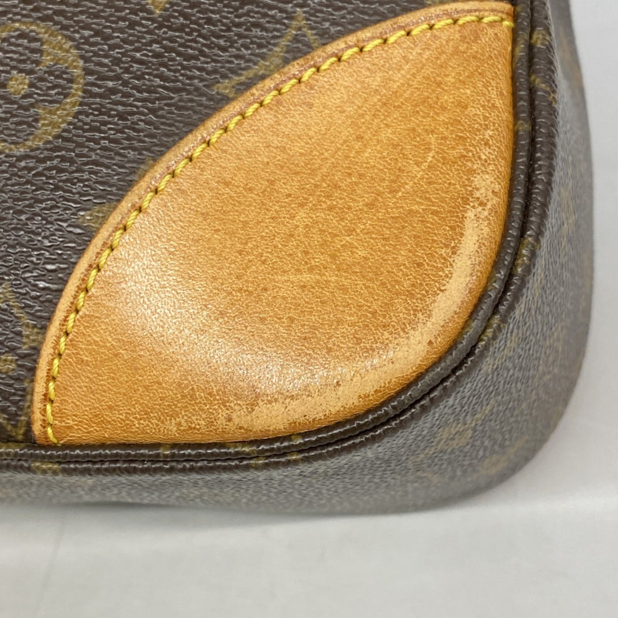 Louis Vuitton Brown Shoulder Bag (Pre-Owned)