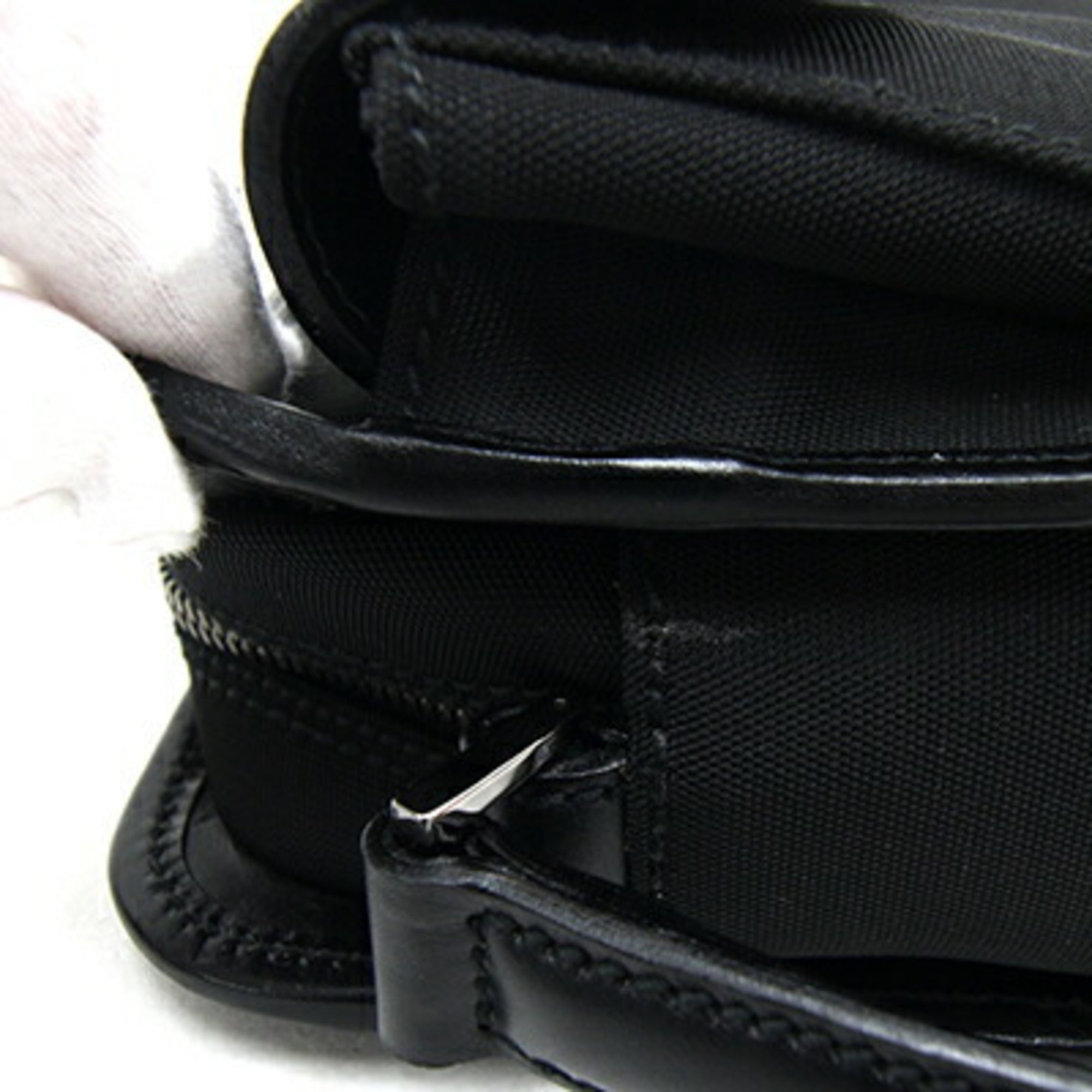 Gucci Black Nylon Canvas Leather Clutch Bag (Pre-Owned)
