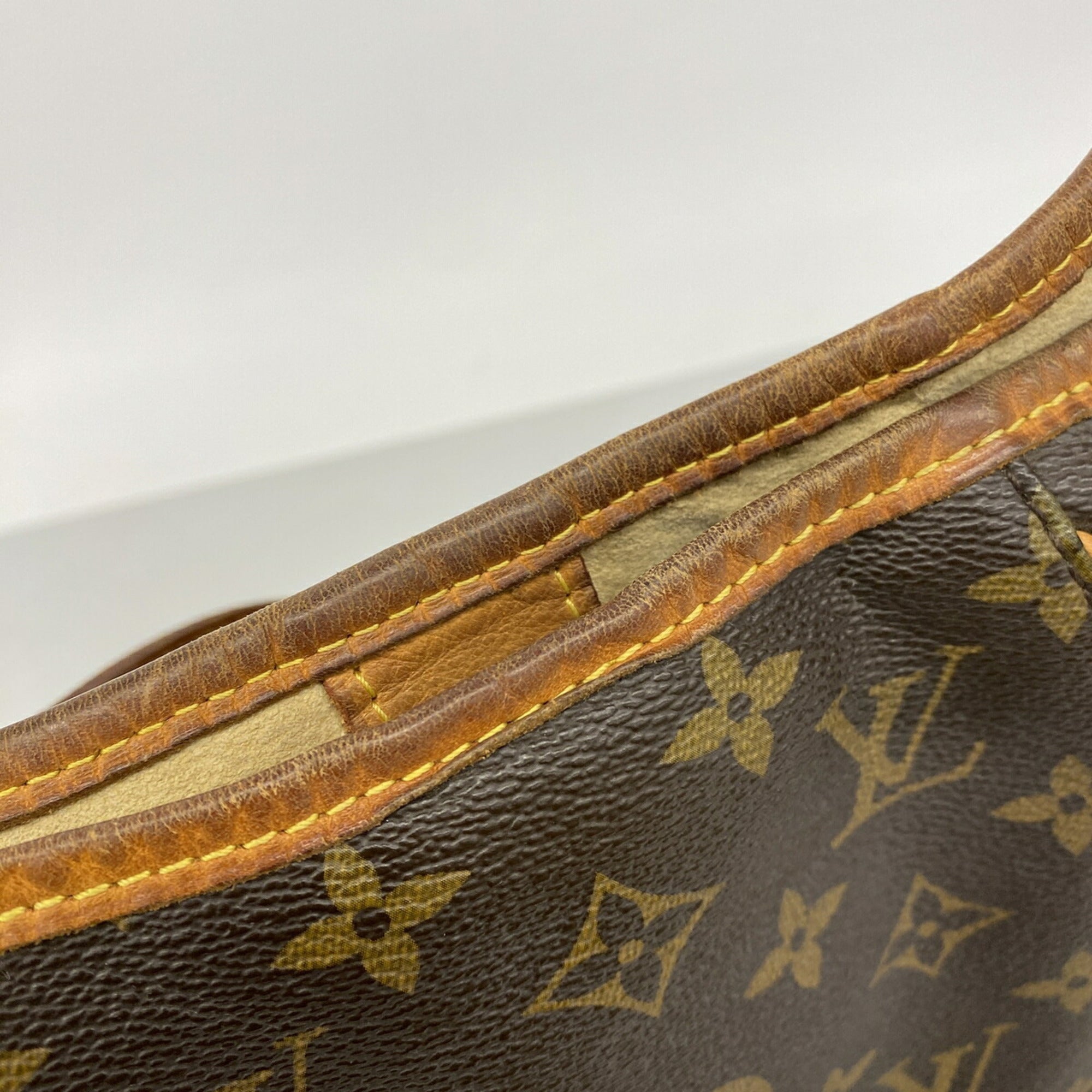 Louis Vuitton Brown Shoulder Bag (Pre-Owned)