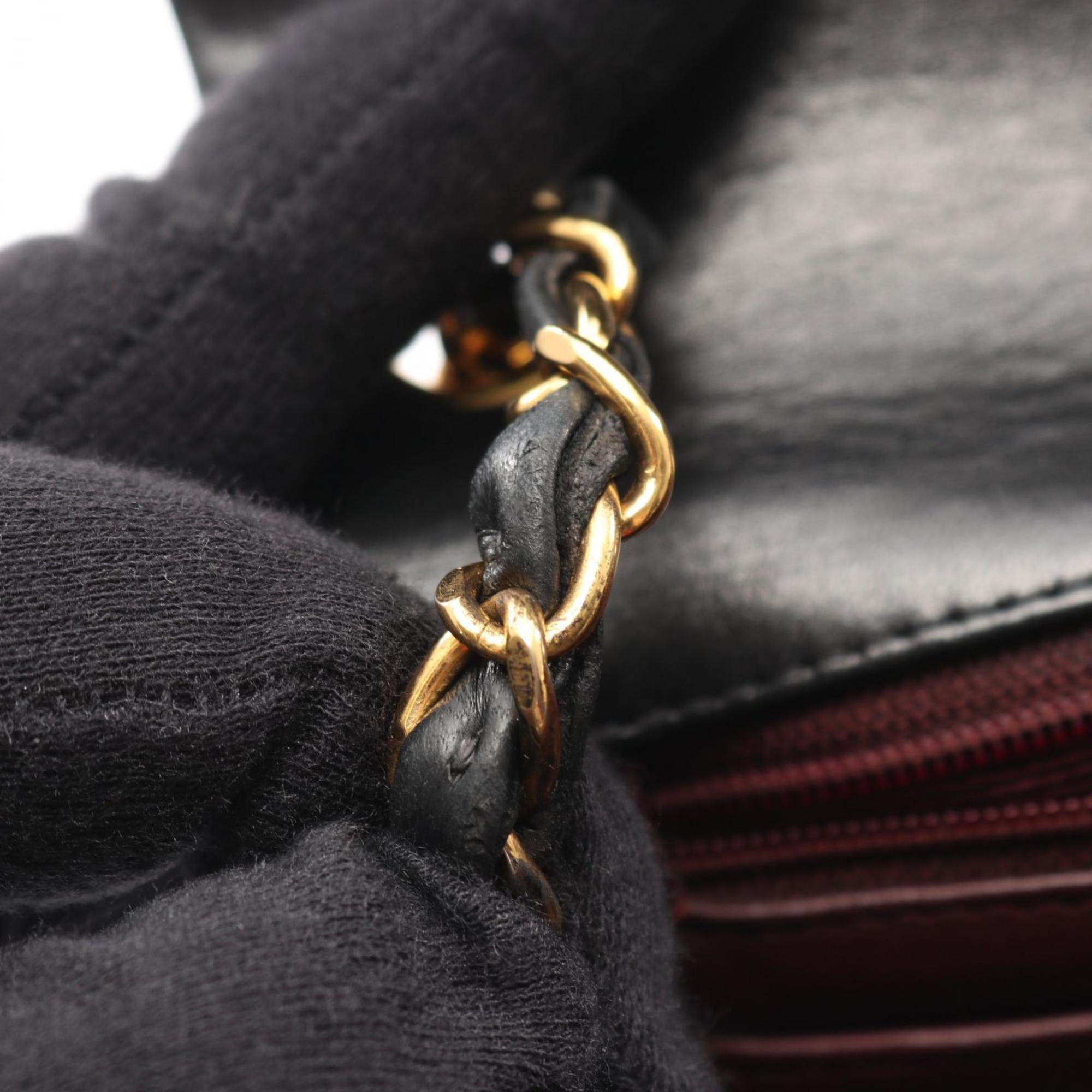 Chanel Black Leather Shoulder Bag (Pre-Owned)