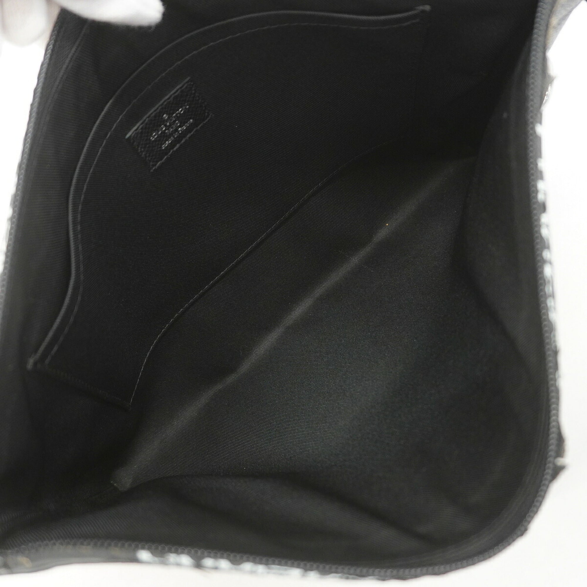 Louis Vuitton Noir Clutch Bag (Pre-Owned)