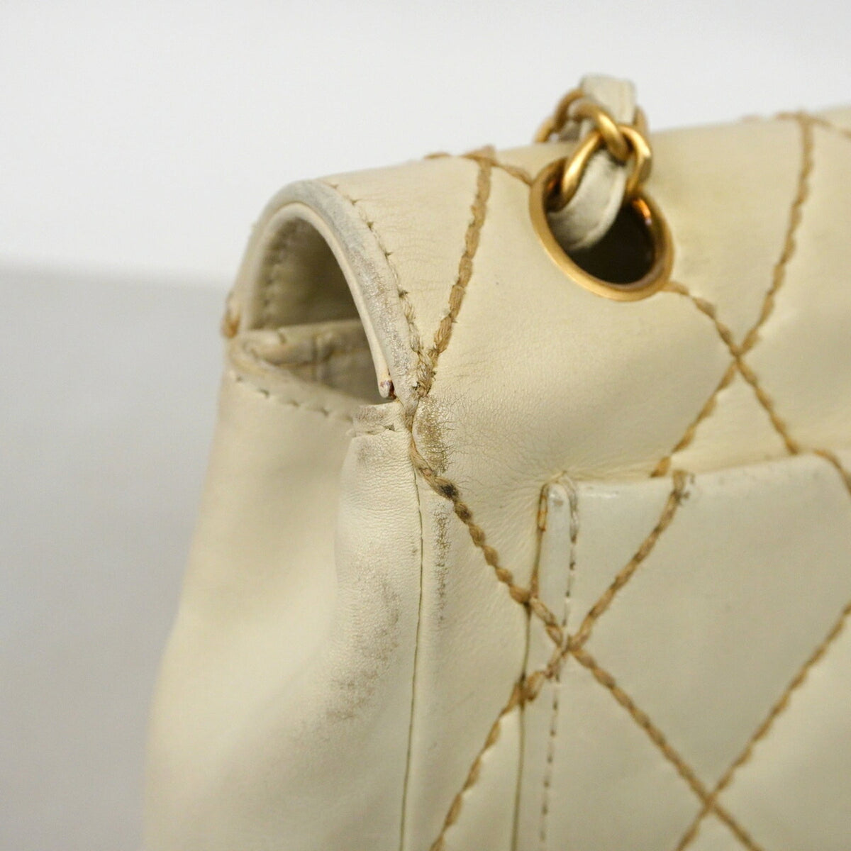 Chanel White Leather Shoulder Bag (Pre-Owned)
