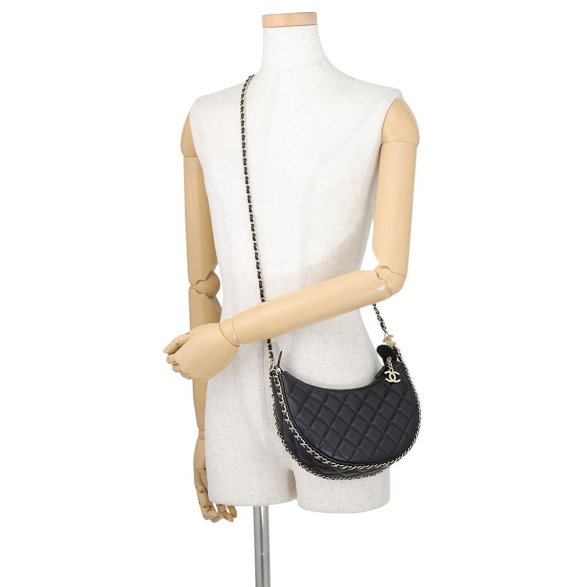 Chanel Matelasse Black Leather Shoulder Bag (Pre-Owned)