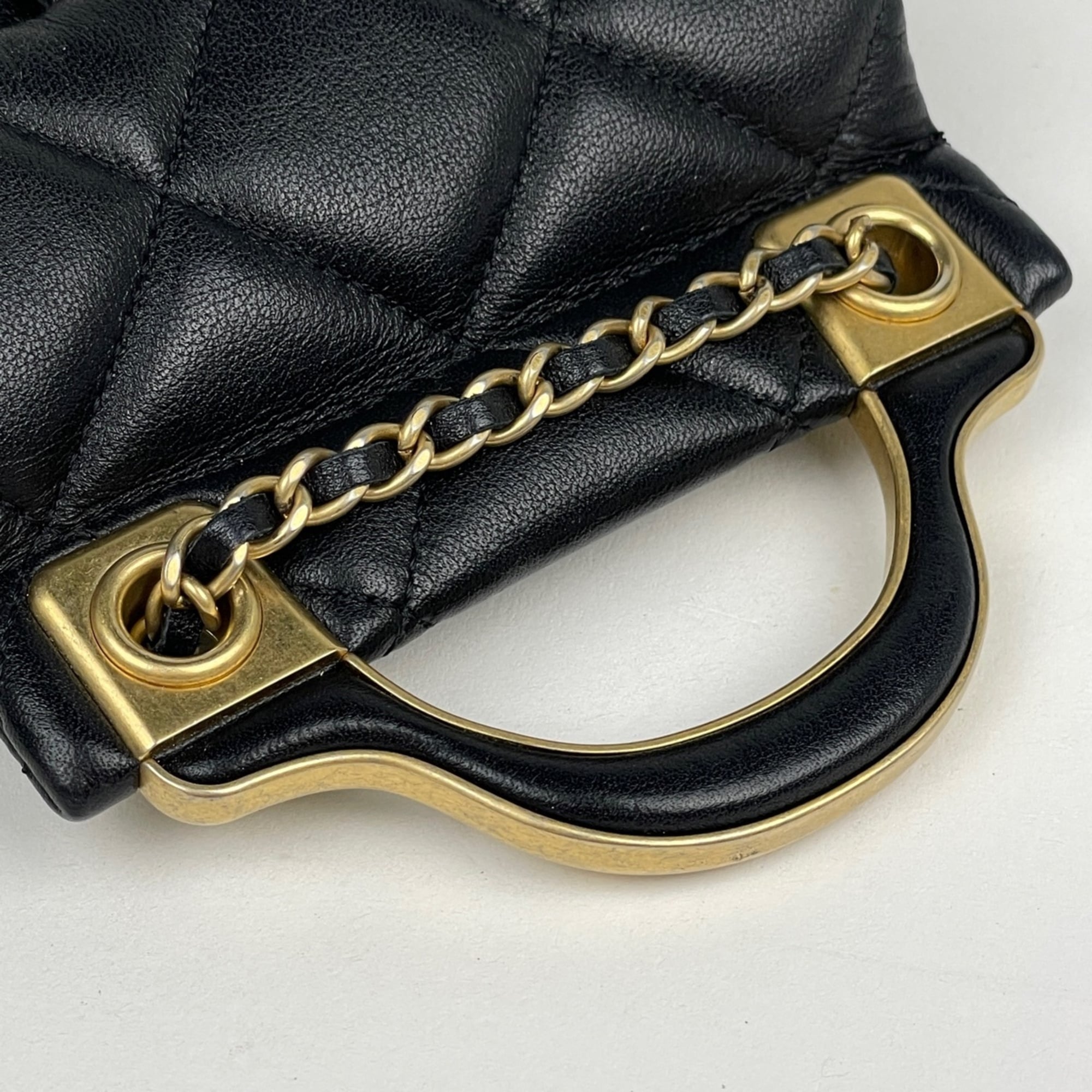Chanel Black Leather Shoulder Bag (Pre-Owned)