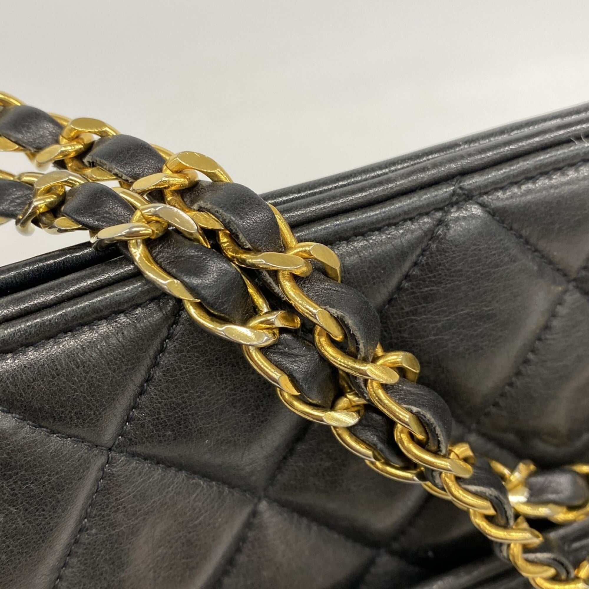 Chanel Black Leather Shoulder Bag (Pre-Owned)