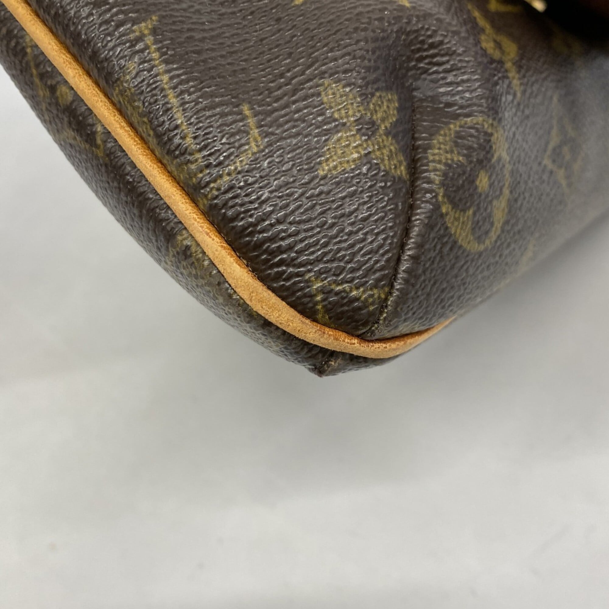 Louis Vuitton Brown Shoulder Bag (Pre-Owned)