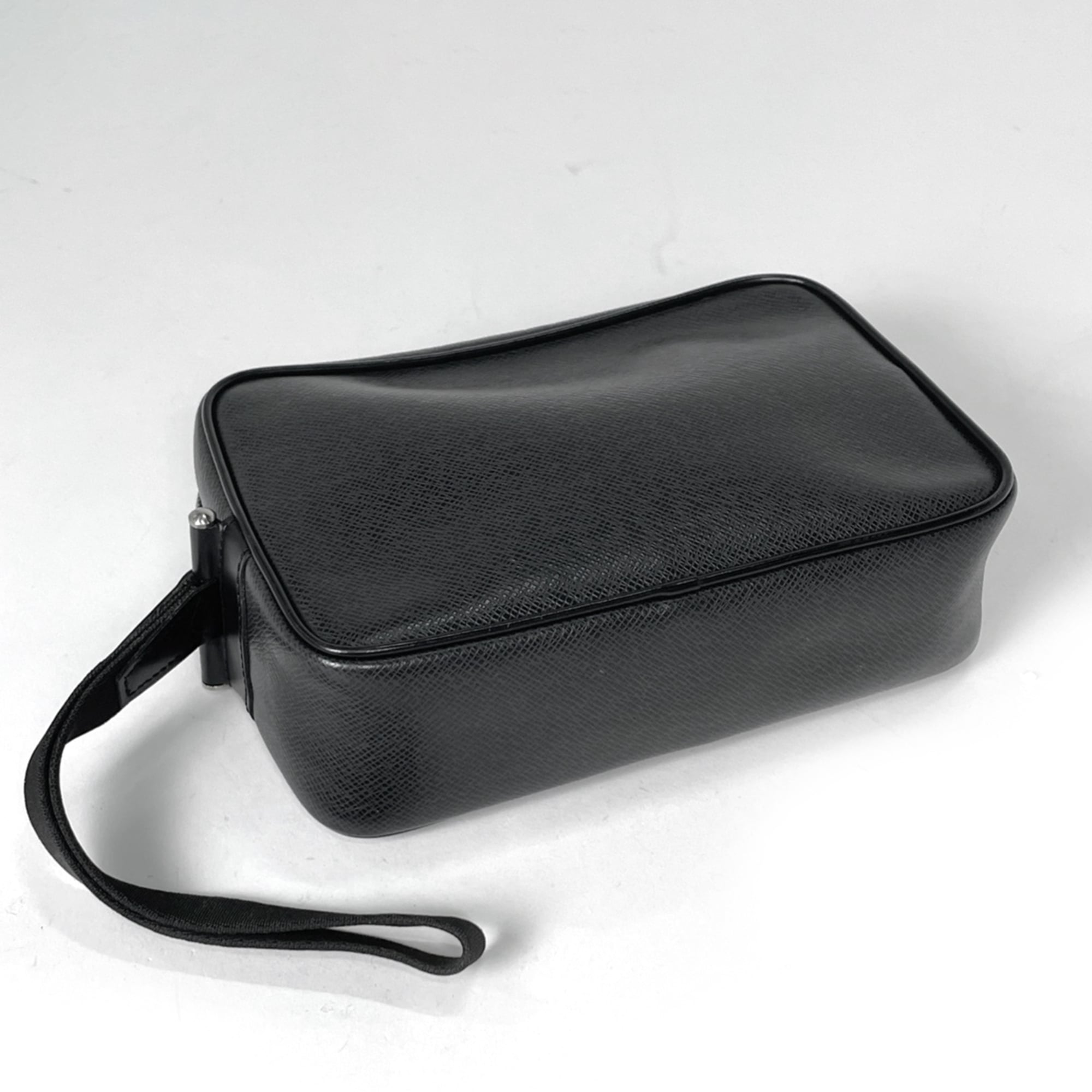 Louis Vuitton Ardoise Taiga Leather Clutch Bag (Pre-Owned)