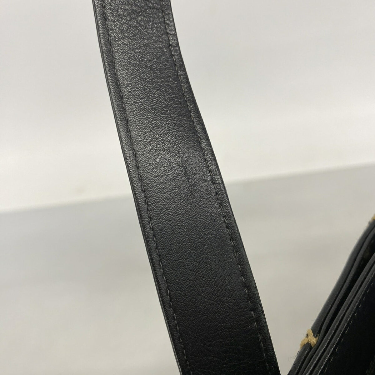 Chanel Black Leather Handbag (Pre-Owned)