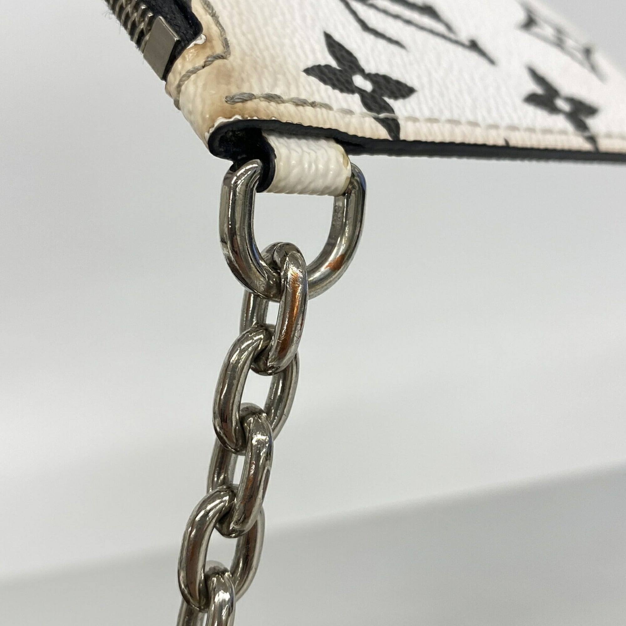 Louis Vuitton Noir Handbag (Pre-Owned)