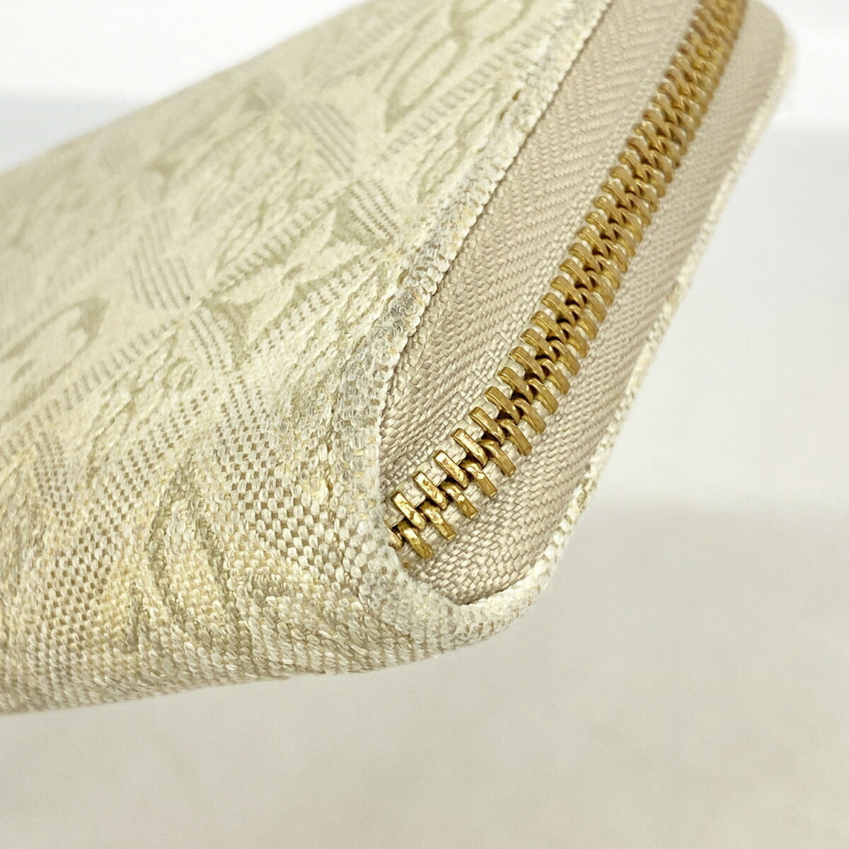 Louis Vuitton Gray White Long Wallet (Bi-Fold) (Pre-Owned)