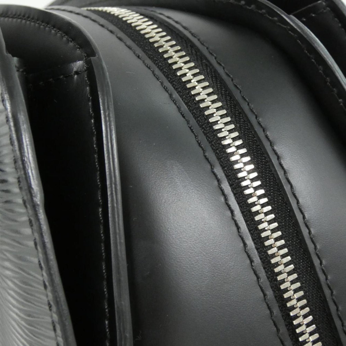 Louis Vuitton Black Leather Handbag (Pre-Owned)