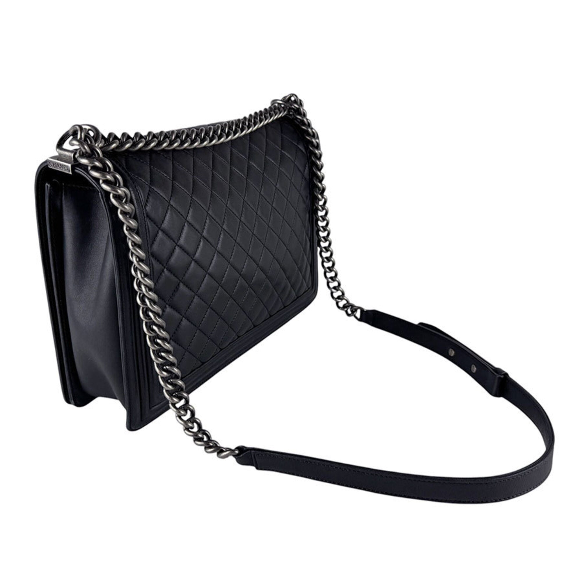Chanel Black Leather Shoulder Bag (Pre-Owned)
