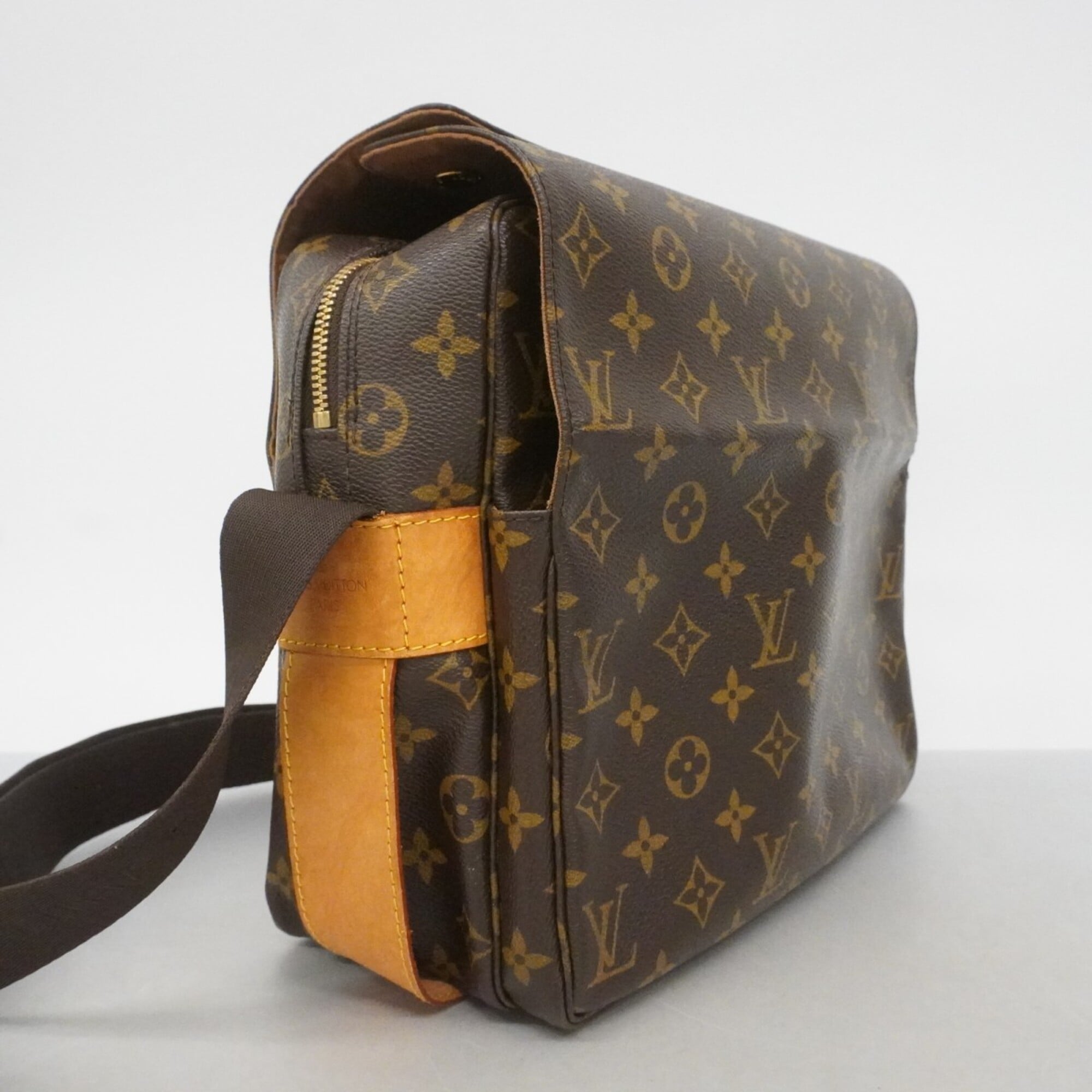 Louis Vuitton Brown Shoulder Bag (Pre-Owned)