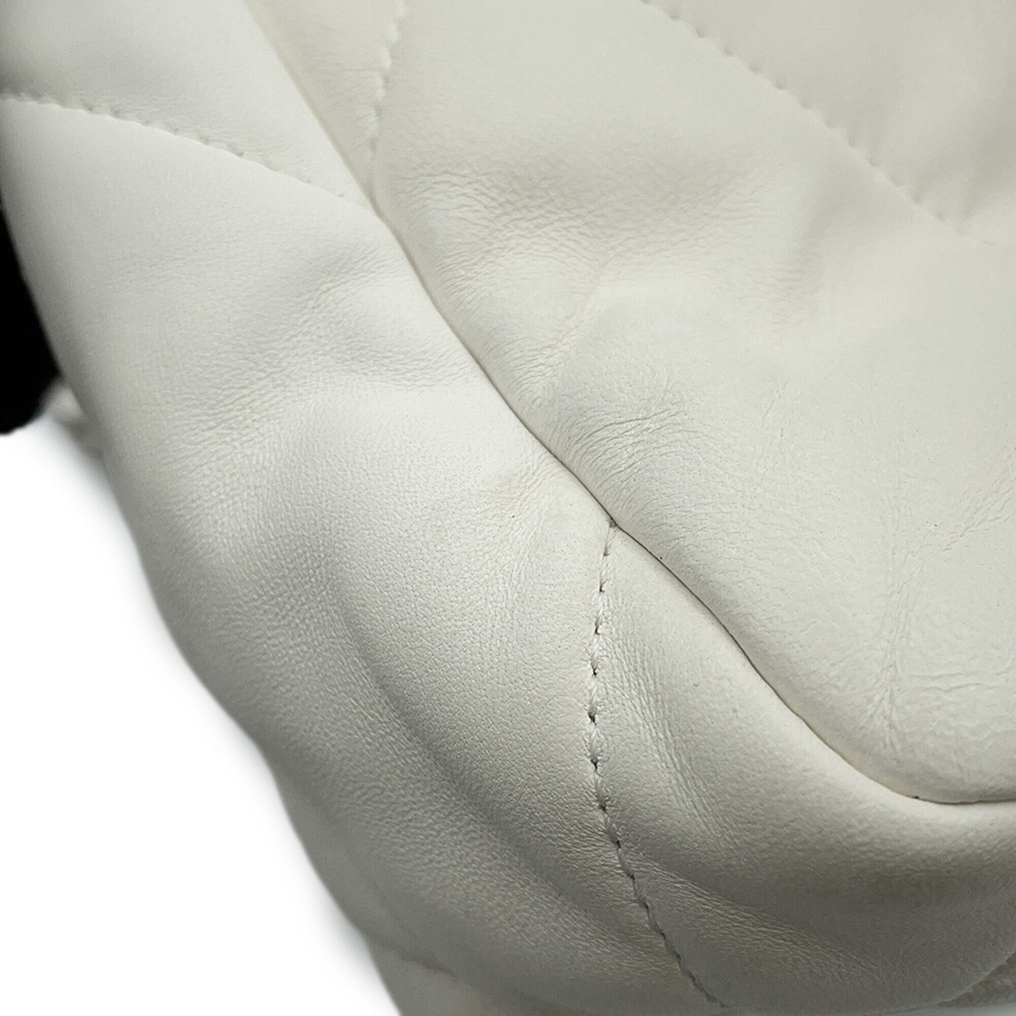 Chanel White Leather Shoulder Bag (Pre-Owned)