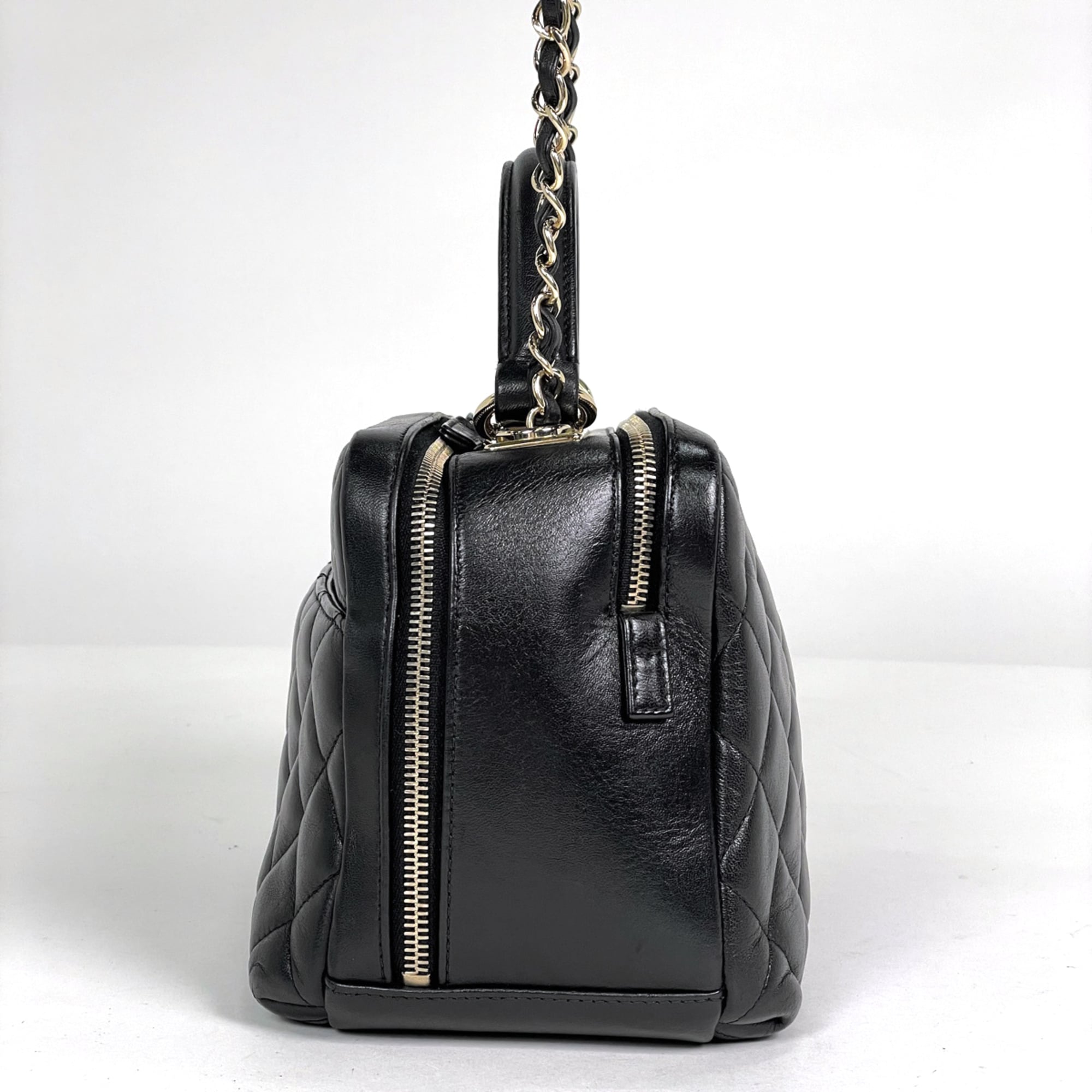 Chanel Black Leather Handbag (Pre-Owned)