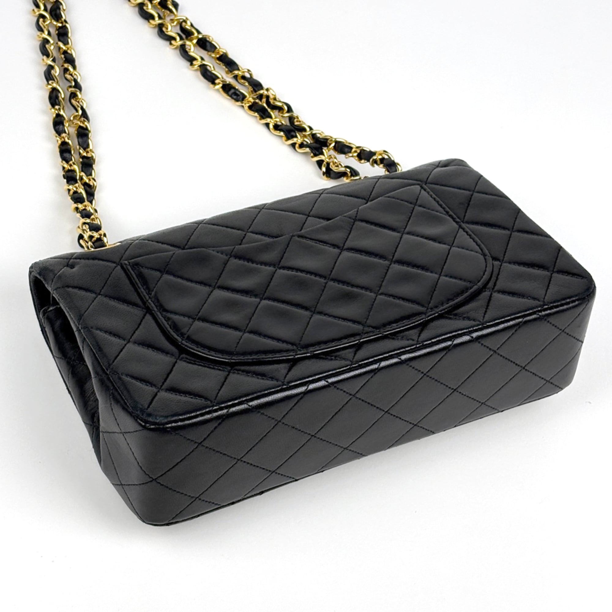 Chanel Matelasse Black Leather Shoulder Bag (Pre-Owned)