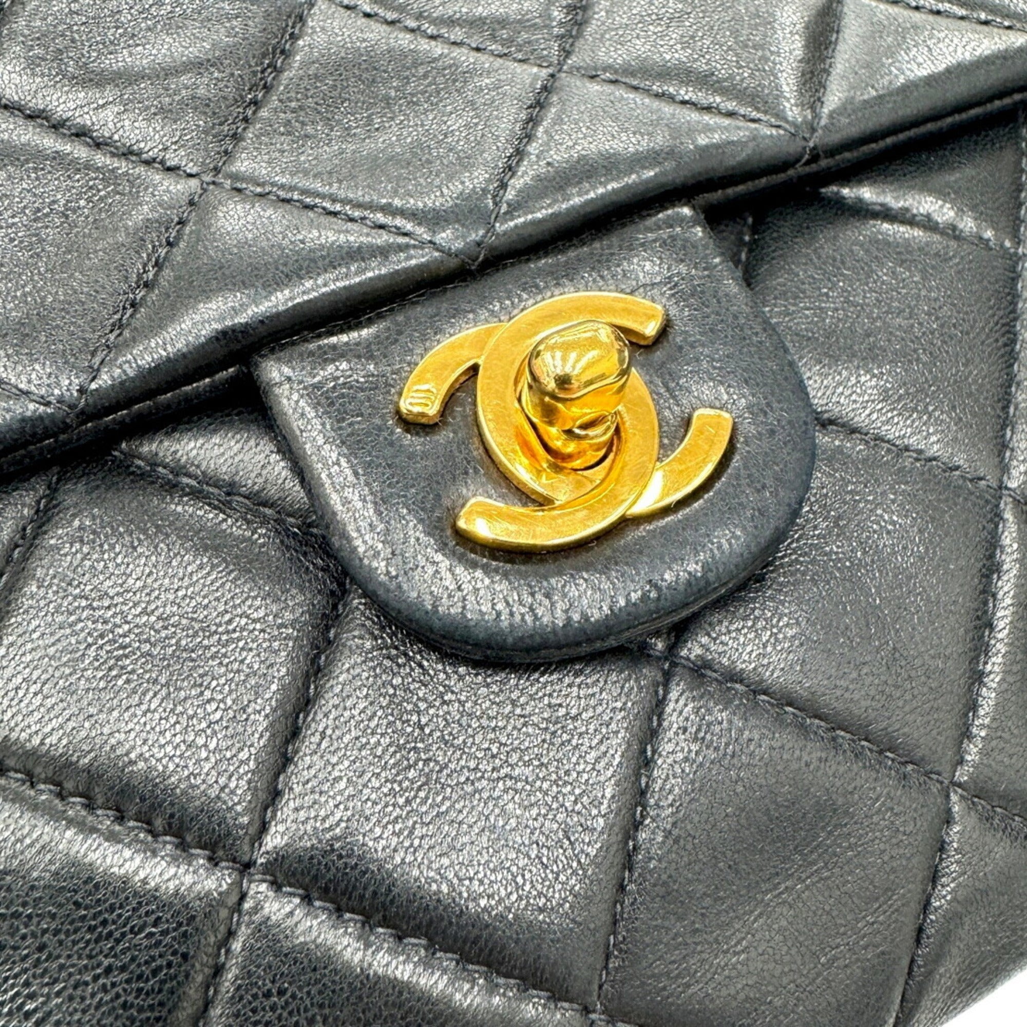 Chanel Black Leather Shoulder Bag (Pre-Owned)