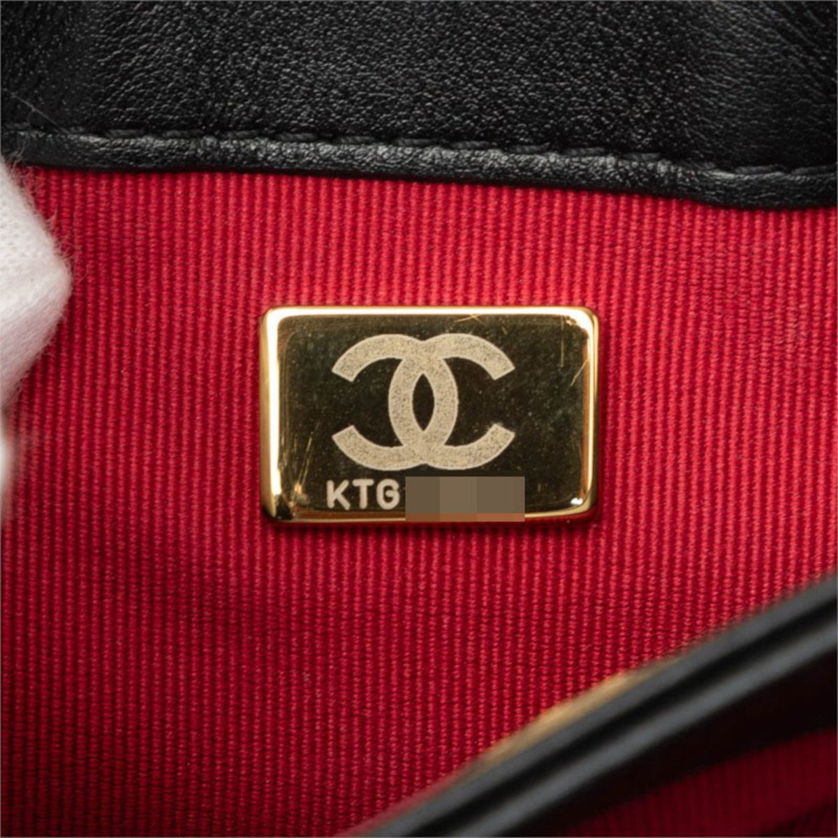 Chanel Matelasse Black Leather Shoulder Bag (Pre-Owned)
