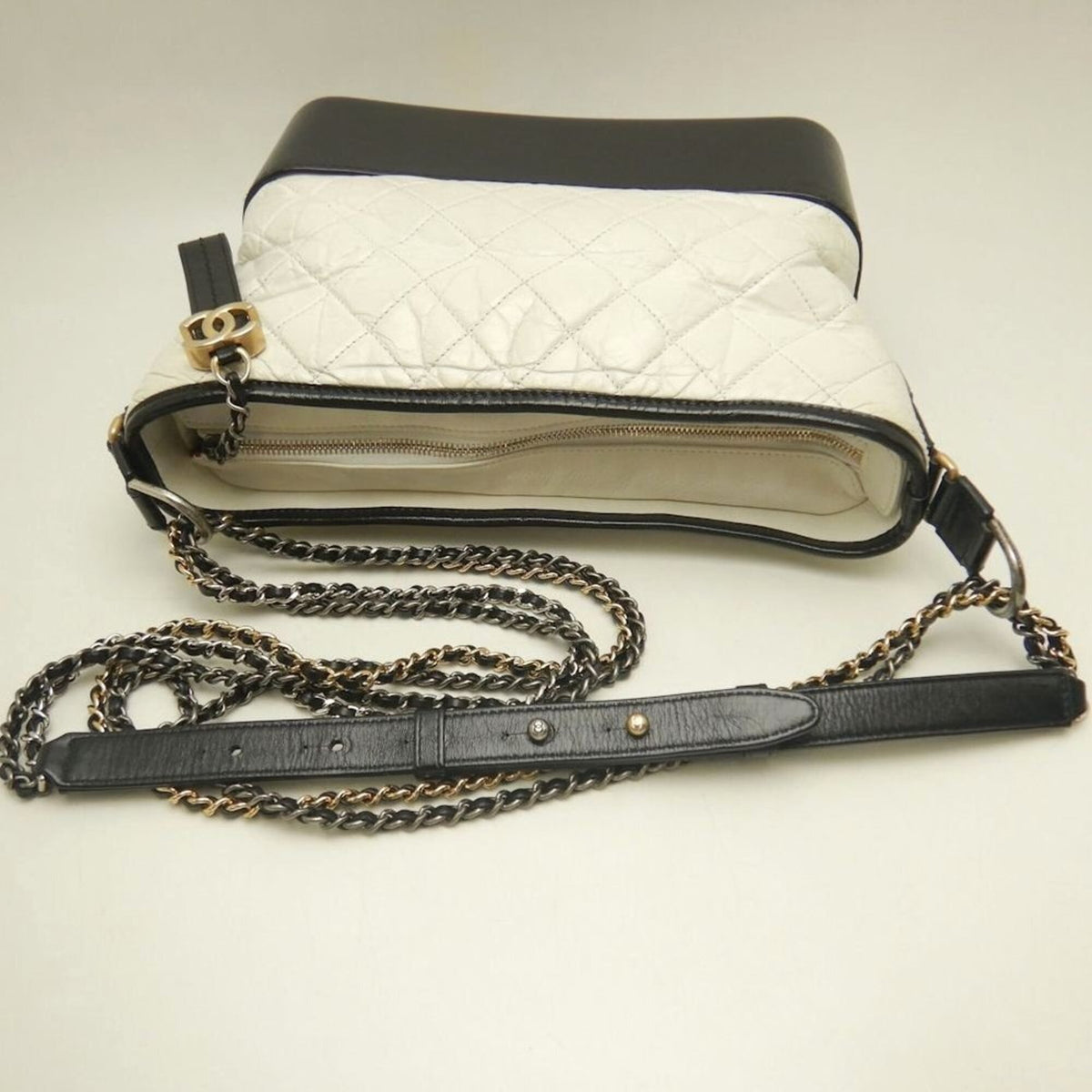 Chanel Black White Leather Shoulder Bag (Pre-Owned)