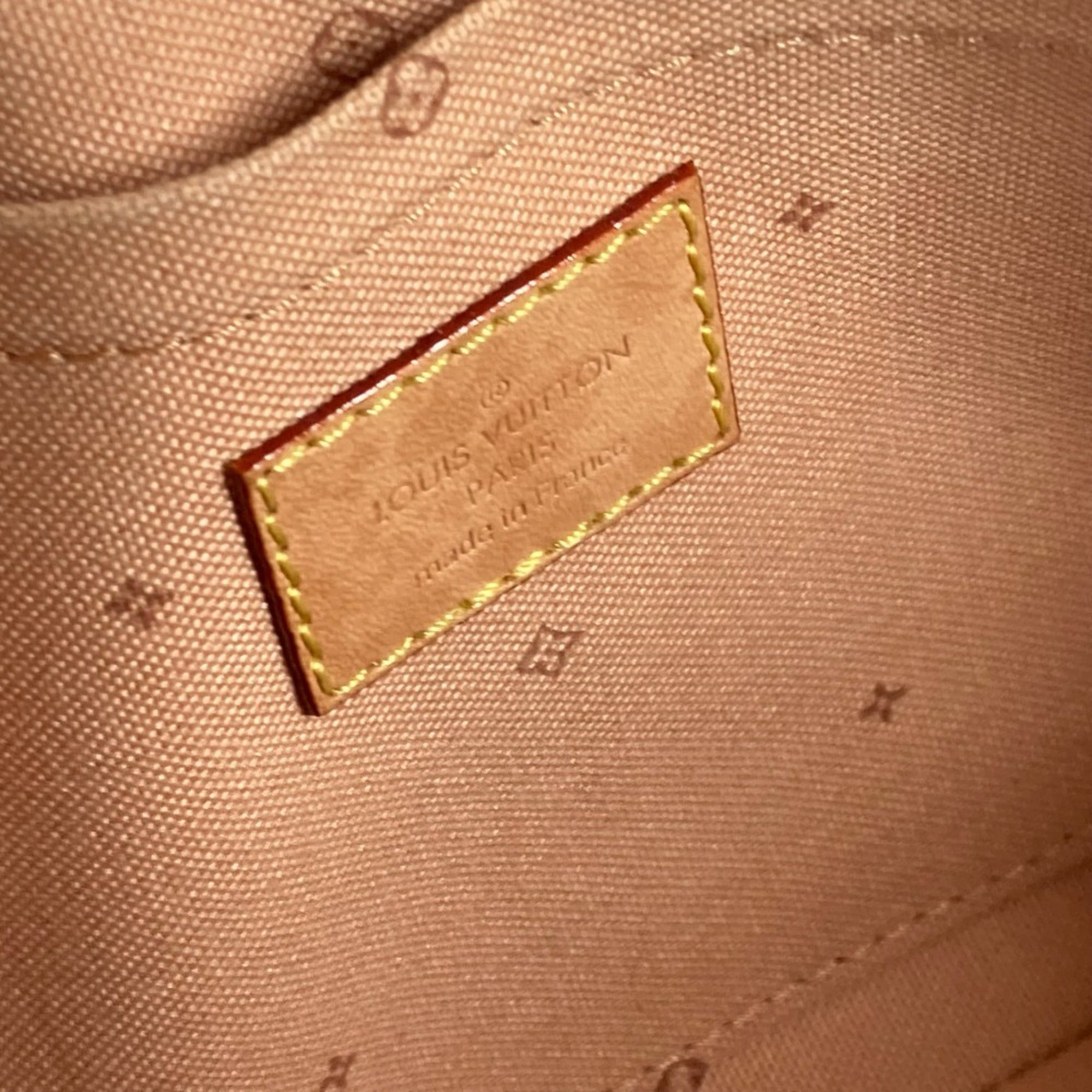 Louis Vuitton Beige Monogram Pochette Shoulder Bag (Pre-Owned)