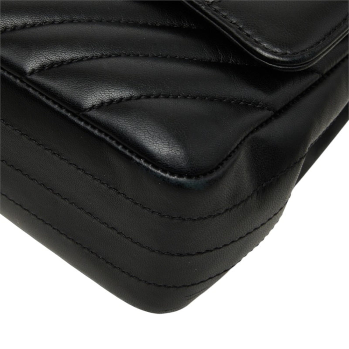 Chanel Black Leather Shoulder Bag (Pre-Owned)