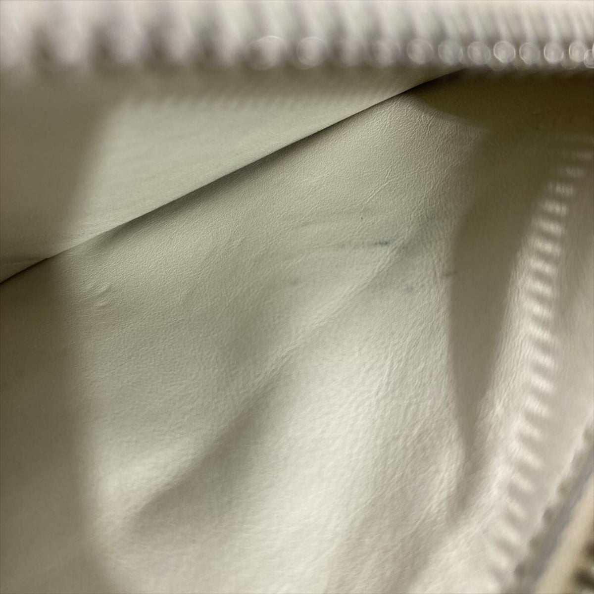Louis Vuitton Blanc White Suhali Leather Handbag Pouch (Pre-Owned)