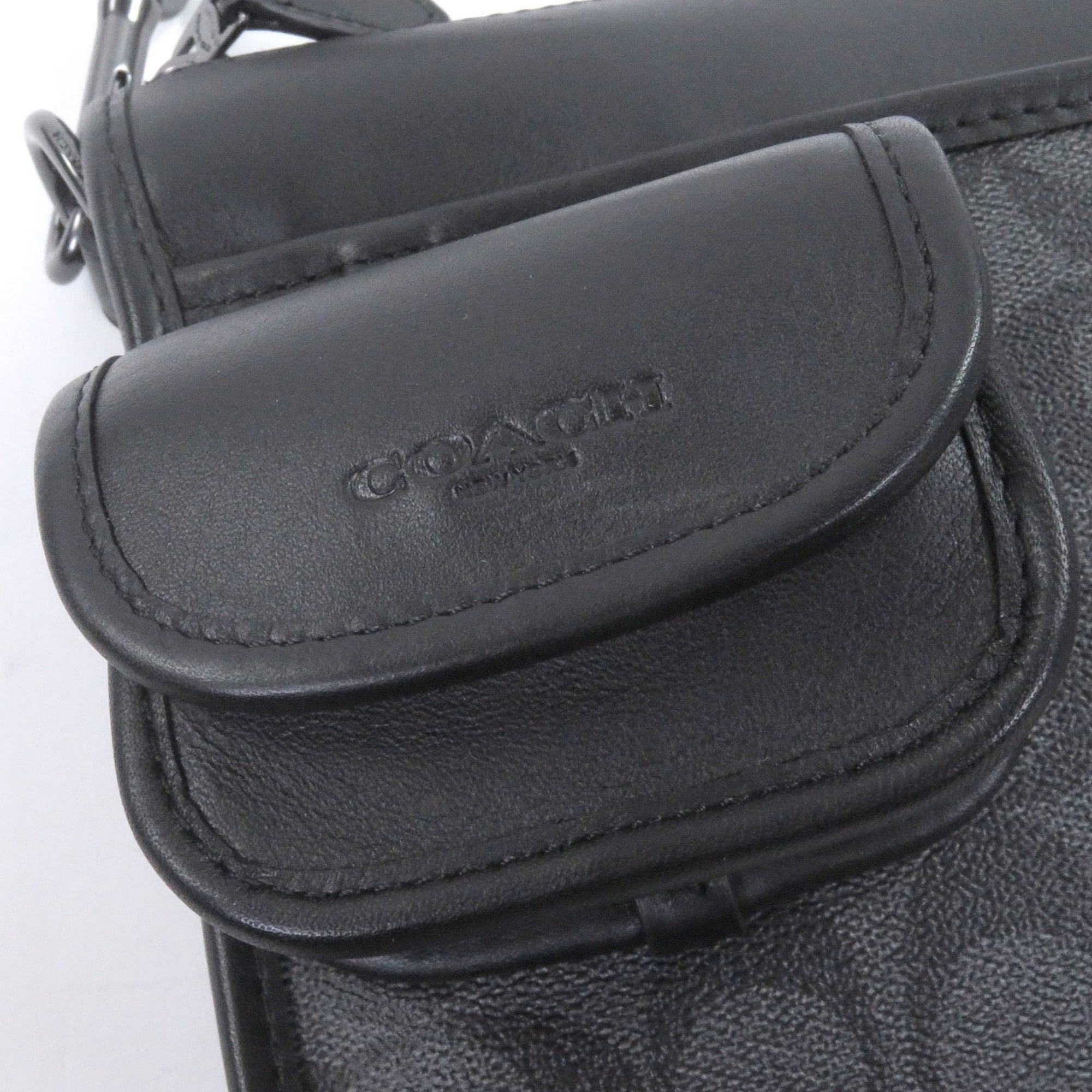 Coach Black Leather Pouch Shoulder Bag (Pre-Owned)