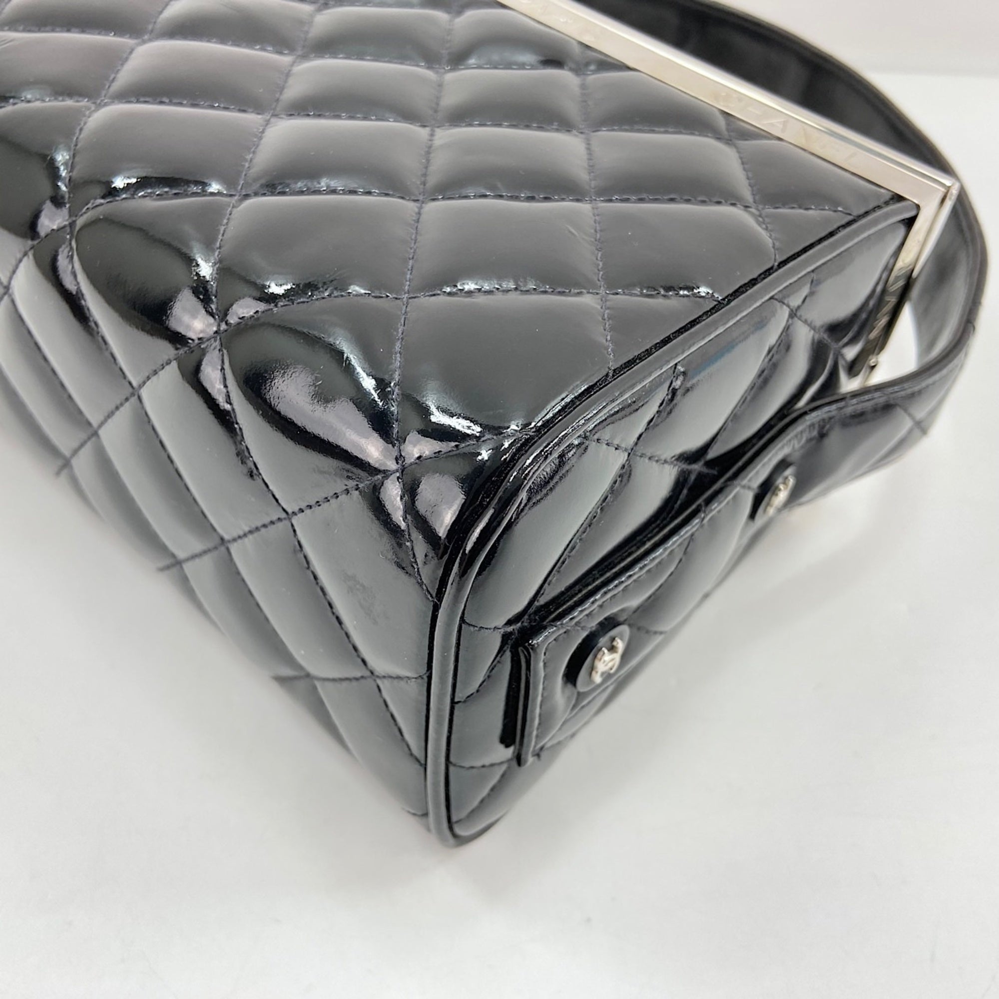 Chanel Matelasse Black Leather Handbag (Pre-Owned)