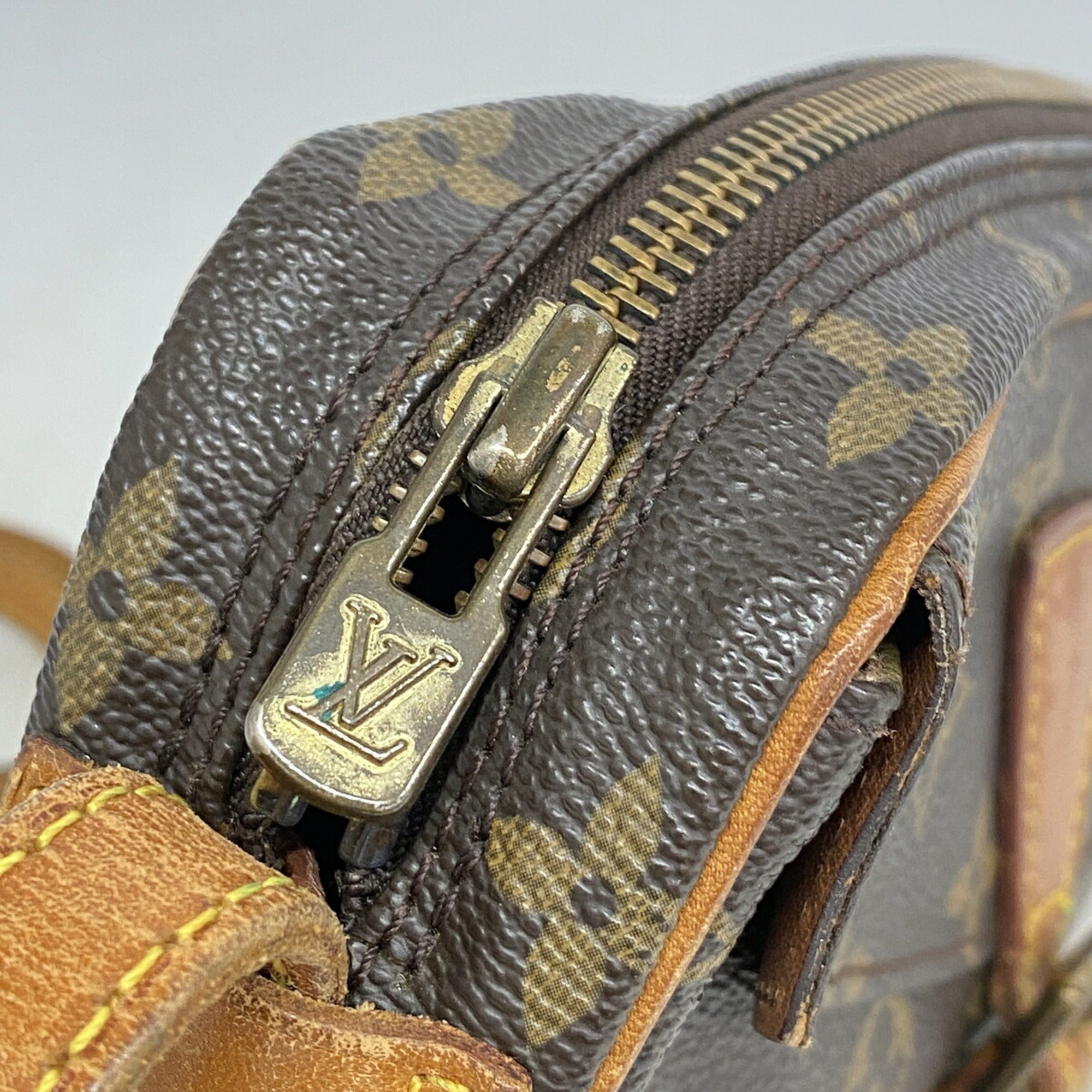 Louis Vuitton Brown Shoulder Bag (Pre-Owned)