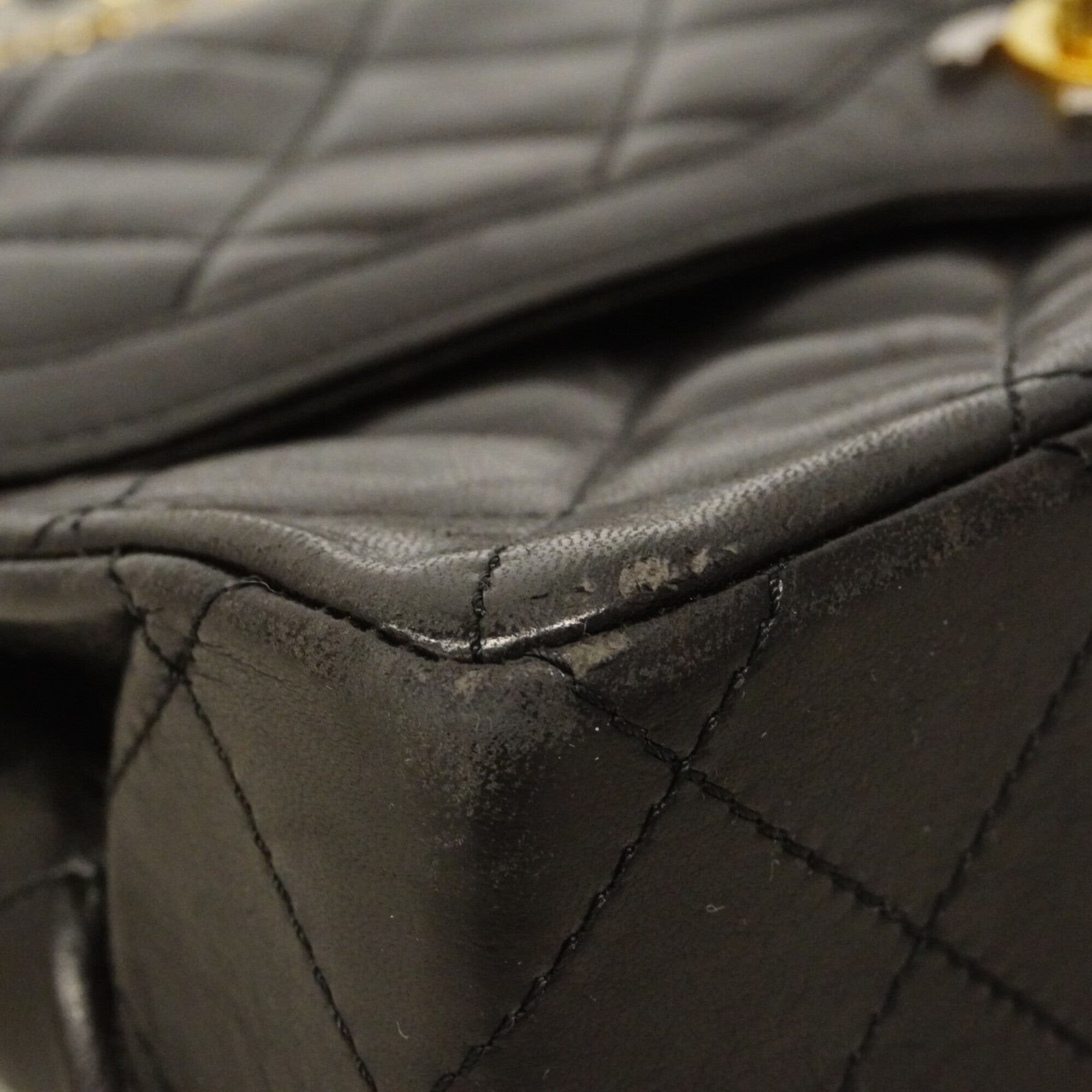 Chanel Black Leather Shoulder Bag (Pre-Owned)