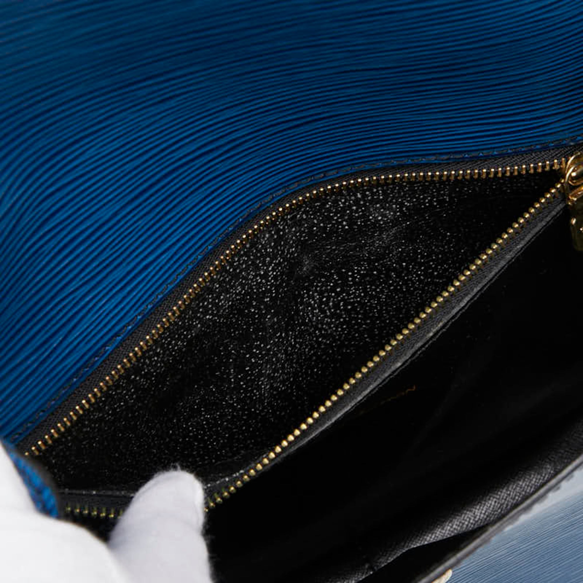Louis Vuitton Epi Toledo Blue Leather Shoulder Bag (Pre-Owned)