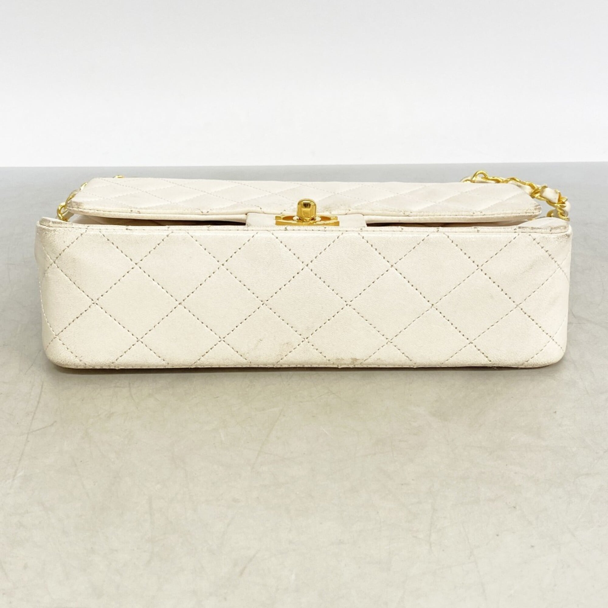 Chanel White Leather Shoulder Bag (Pre-Owned)